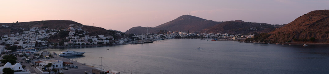 Fototapeta na wymiar Panoramique crépuscule Patmos Grèce