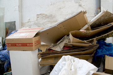 Cartones amontonados y viejos. Cajas usadasde cartón. Cosas viejas en un almacén. 
