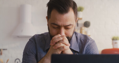 Obraz premium Overworked man praying while working