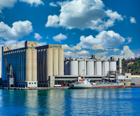 Obraz premium Freight shipping operation on the coast of Barcelona, Spain