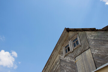 Fototapeta na wymiar old wooden house with blue sky