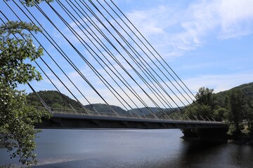 Obraz premium Le pont du Pertuiset sur la Loire dans les Gorges de la Loire - Pont suspendu à haubans - Ville de Unieux - Département de la Loire - France - Inauguré en 1989