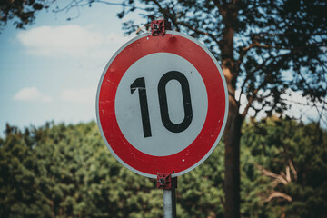 10 km Geschwindigkeitsschild