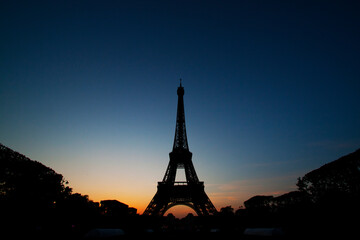 Atardecer, silueta de la Torre Eiffel