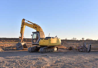 Excavator with crusher bucket for crushing concrete. Construction waste recycling for construction mix. Sifting and grinding bucket for the separation of concrete into fractions of higher quality.