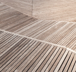 Terrassen aus Holzlatten. Nat&uuml;rliche Holzlatten linie in abstraktem Muster angeordnet. Decks made of wooden slats. Natural wooden slats arranged in an abstract line pattern texture.
