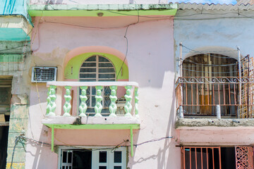 Fototapeta na wymiar HAVANA, CUBA - APRIL 14, 2017: Authentic view of old abandoned house in Havana