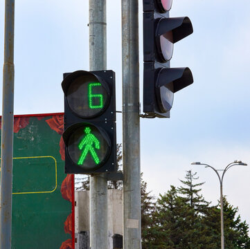 traffic light with green light on a pole, count the seconds
