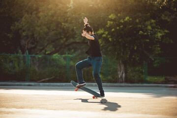 Naklejka premium Skateboarder skateboarding at morning outdoors