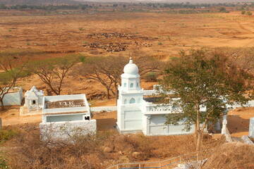 Obraz premium sky view of temple from hill near davangere
