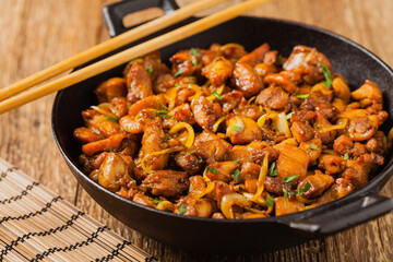 Sweet, caramelized fried chicken with soy sauce in Vietnamese.