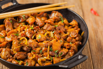 Sweet, caramelized fried chicken with soy sauce in Vietnamese.