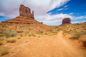 hiking the wildcat trail in the monument valley, usa