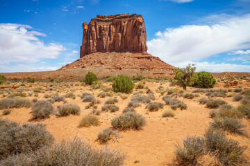 hiking the wildcat trail in the monument valley, usa