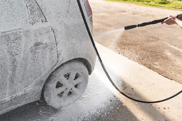 Washing the car with foam in a self-service sink