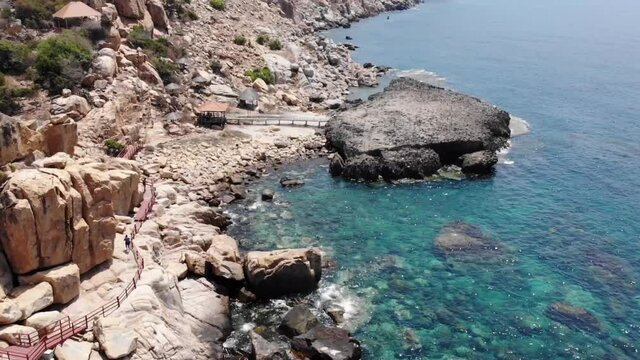 Rai Cave - Vinh Hy is likened to a rare natural wonder, a scenery that nature has favored Ninh Thuan, captivating many hearts and attracting thousands of tourists and tourists every year.