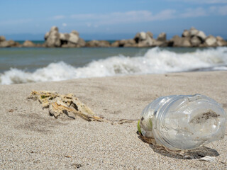 Fototapeta na wymiar 砂浜に打ち上げられたペットボトル