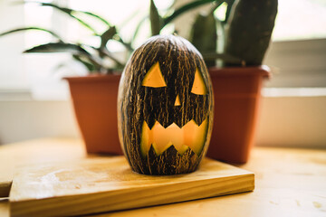 Melon con cara maligna de halloween y una vela iluminando el interior