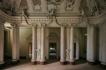 Obraz premium columns in an old italian villa