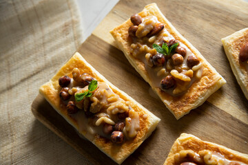 Hojaldre con frutos secos y miel
