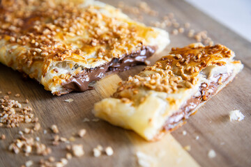 Chocolate hojaldre backed with almonds