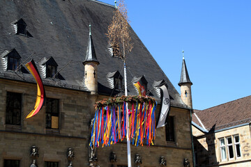 Der Rathausplatz in Osnabrück mit einem Maibaum
