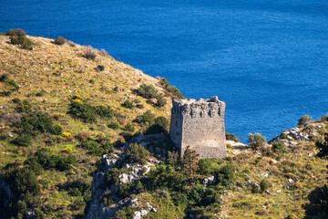 Fototapeta na wymiar Torre di Montalto dal sentiero che conduce alla Baia di Ieranto, Nerano, Massa lubrense, Italia