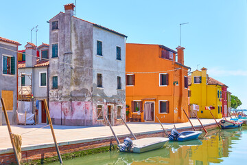 Fototapeta na wymiar Canal with boats and colorful houses in Burano