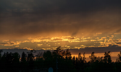 Obraz premium a beautiful sunset sky over the roof of the house