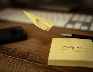 papierflieger, flugzeug, papier, basteln, büro, business, meeting, treffen, geschäftstermin,...