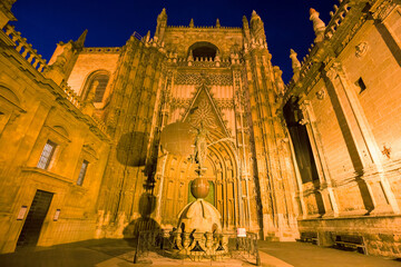 Plakat Night view of the spiers of the gothic cathedral of Seville, Spain.