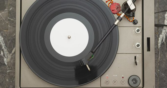 start of the vintage turntable by pressing the appropriate button. The arm returns to its initial position at the end of the engraving on the vinyl record