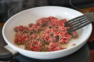 Bio Rinderhackfleisch Hackfleisch in einer Pfanne anbraten, Kochen nach Rezept