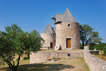 Fototapeta premium Windmühlen von Régusse im Sommer