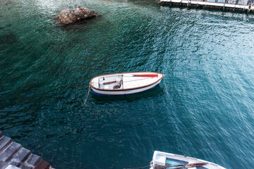 Peschereccio fermo nel porto di Amalfi
