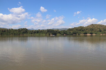 Pêcheur sur le Mékong à Luang Prabang, Laos	