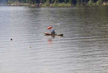Pêcheur sur le fleuve Mékong à Luang Prabang, Laos