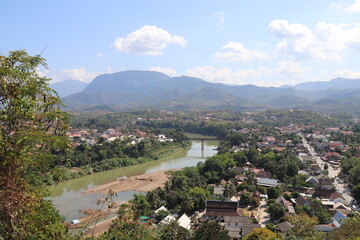 Fototapeta na wymiar Paysage urbain et fleuve à Luang Prabang, Laos