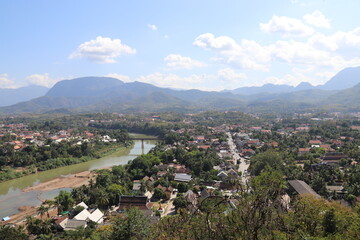 Fototapeta na wymiar Paysage urbain et fleuve à Luang Prabang, Laos