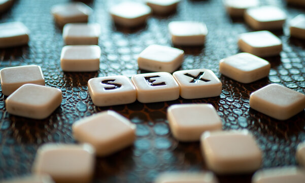 Piezas con letras de un juego de mesa formando la palabra "sex"