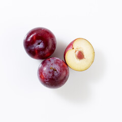 Obraz premium Produktaufnahme große Pflaumen auf weißem Untergrund