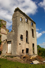 Obraz premium Old brick building fallen into disrepair