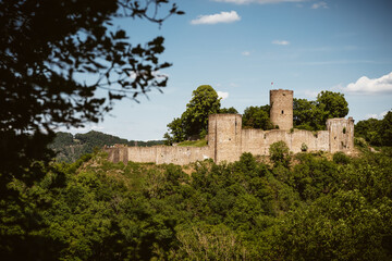 Fototapeta na wymiar Alte verfallene mittelalterliche Burgruine