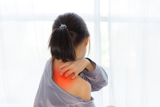 Woman aggravated shoulder pain caused by office syndrome