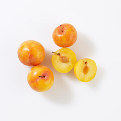 Produktaufnahme Mirabellen auf weißem Untergrund