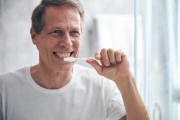 Man taking care of his oral health - obrazy, fototapety, plakaty
