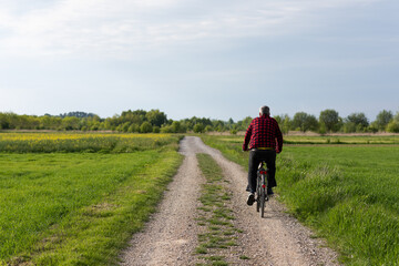 Człowiek na rowerze w polu © kudlacz1984