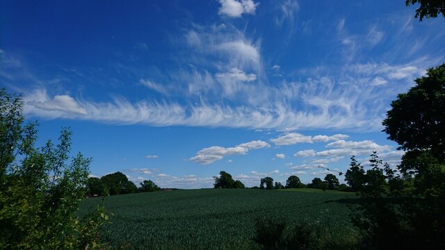Bizzare Wolken &uuml;ber Sommerlandschaft