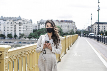 Fototapeta premium Asian girl is visiting the city