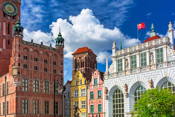 Beautiful architecture of the old town in Gdansk with city hall and Artus court, Poland © Patryk Kosmider